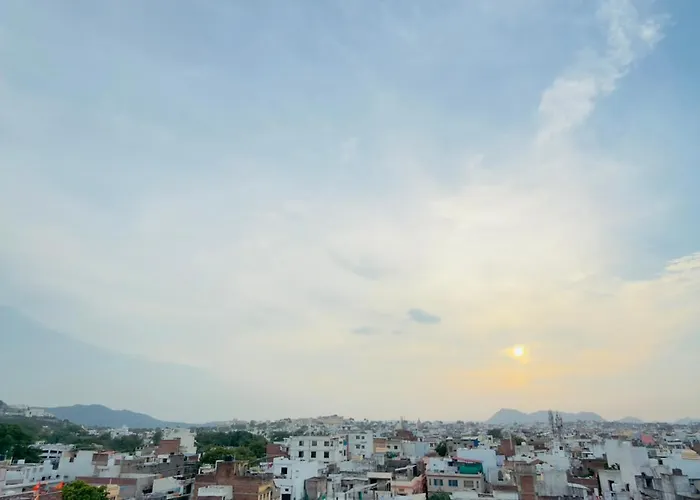 Hotel Vrinda 966O9O1Oo6 Old City Just 750Mtr From City Palace By Sk